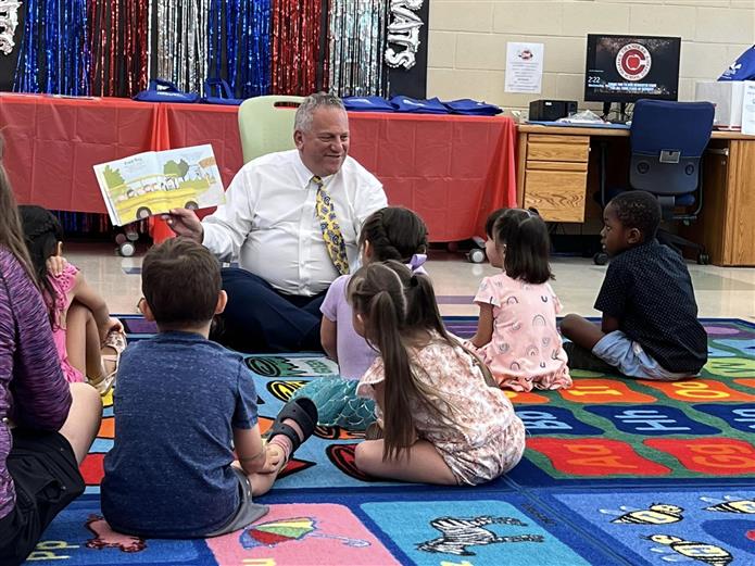  Superintendent Narducci reads with kids